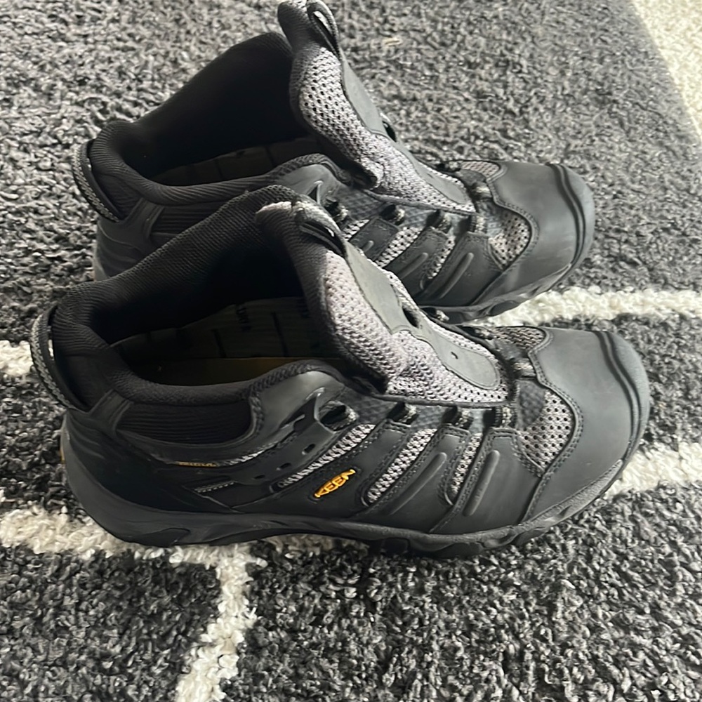 Keen hiking boots size 9.5 like new!